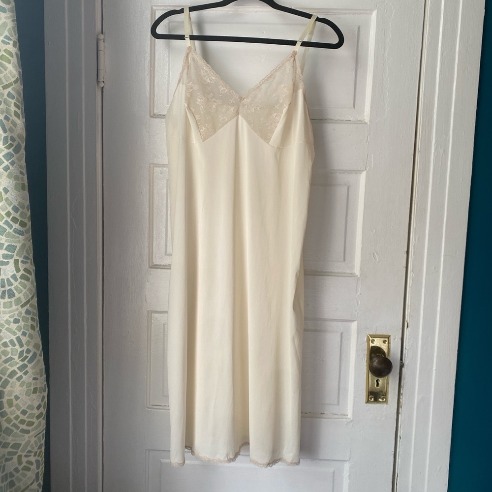 Vanity Fair Cream Lace Chemise